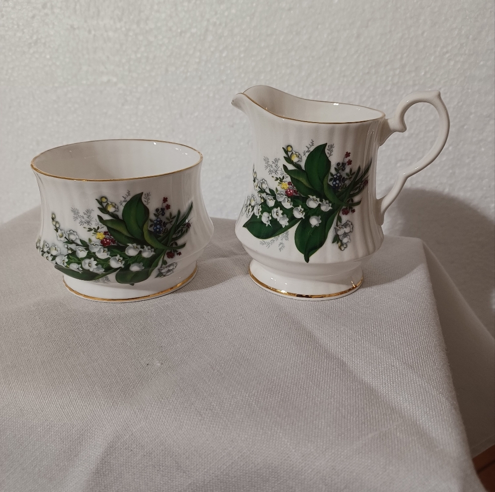 ROYAL WINDSOR ENGLAND FINE BONE CHINA DEMITASSE SUGAR BOWL & CREAMER SET LILIES